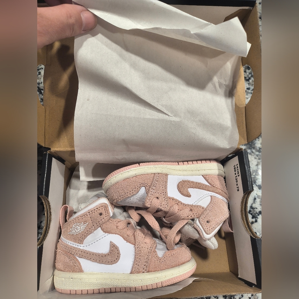 Nike Baby Sneakers in Pink and White Sz 4c